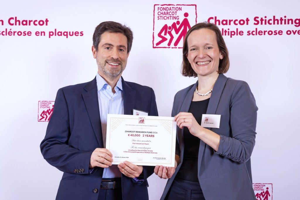 Prof. Vincent Van Pesch and Dr Sarah Laurent, who presented him with the Charcot Foundation award in 2026 to enable him to continue his research. © Rights reserved